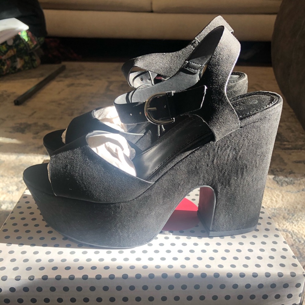 *NEW* with tags Faux suede heel